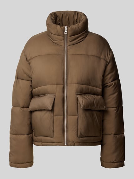 Produktfoto, Steppjacke mit Pattentaschen Modell 'LAURI' von MANGO in Braun, Stehkragen, Reißverschluss, leicht glänzende, strukturierte Oberfläche, Regular Fit