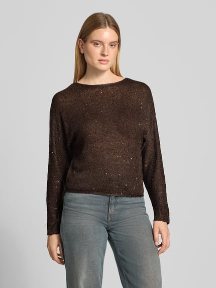 Frauenmodel trägt Pullover mit Strickdetail von VERO MODA, strukturierte Optik, Regular Fit, U-Boot-Ausschnitt, Ganzkörperansicht von vorne.