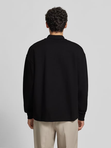 Męski model ma na sobie czarną bluzę Oversize Fit Sweatshirt aus Baumwoll-Mix model 'Dabins' von HUGO, Ganzkörperansicht Rückansicht