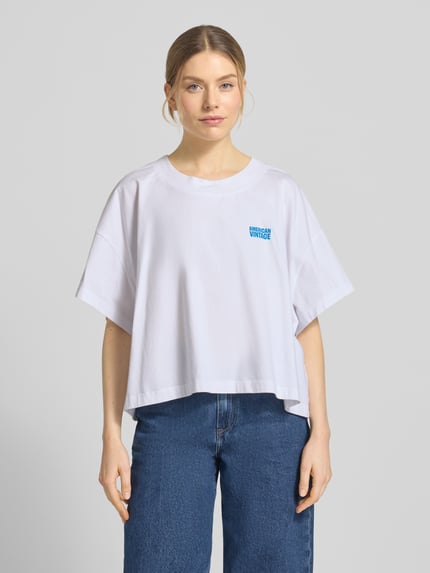 Frauenmodel trägt Damen T-Shirt mit Logo-Print aus Reine Baumwolle, lockere Passform, Modell 'GIXY' von American Vintage, Ganzkörperansicht von vorne.