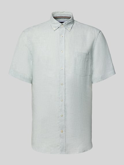 Produktfoto, Regular Fit Freizeithemd aus Leinen von Christian Berg Men in hellem Grau, kurzärmelig, Button-Down-Kragen, strukturierte Leinenoptik, Brusttasche, klassische Knopfleiste.