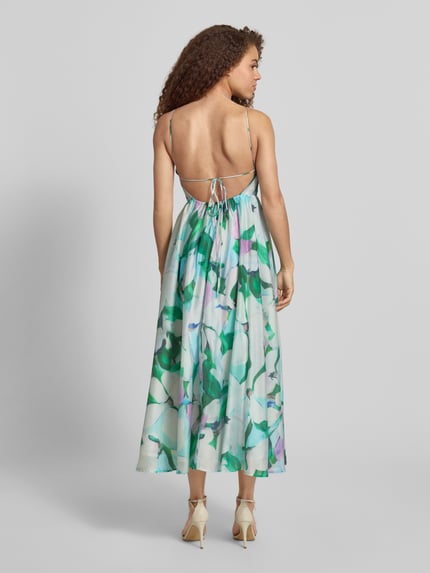 Frauenmodel trägt Midikleid aus Lyocell-Mix Modell 'ARLETHA' von Bardot im Allover-Look mit Rückenschnürung, bunte Farben, lockere Textur, Rückenlänge 107 cm, Brustweite 30 cm, Ganzkörperansicht Rückansicht.