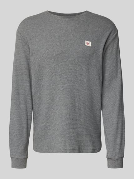 Produktfoto, grauer Slim Fit Longsleeve mit Logo-Patch Modell 'Waffle' von Calvin Klein Jeans, Baumwoll-Mix, feine Piqué-Struktur, Rundhals