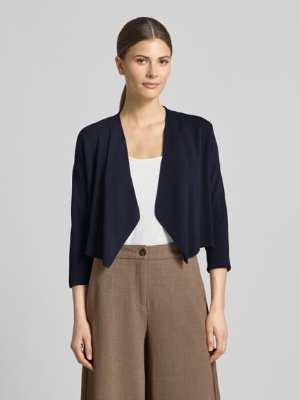 Vrouwenmodel draagt Strickjacke in offener Passform mit 3/4-Arm van comma, donkerblauw, viscosemix, open fit, borstzakloos, voorkant top tot heupen, close-up bovenlichaam.