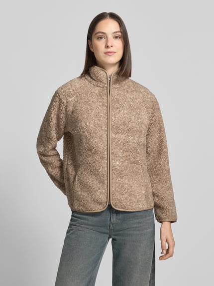 Frauenmodel trägt Teddyjacke mit Stehkragen und Eingrifftaschen von Christian Berg Woman, beige, kuschelige Textur, Regular Fit, Reißverschluss, Ganzkörperansicht von vorne.