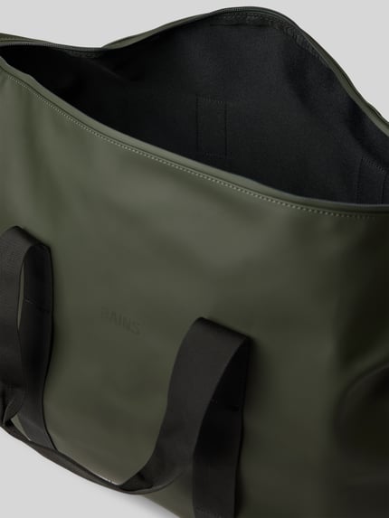 Produktfoto, olijfgroene weekendtas met zwarte schouderband van Rains, Weekend Bag met Logo-Detail Model 'Hilo', Hoofdvak met ritssluiting, afneembare schouderband, breedte 64 cm, lengte 40 cm, diepte 24 cm, bandlengte 84 cm