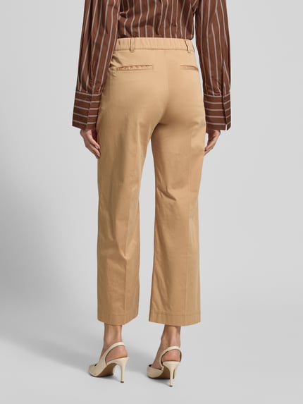Frauenmodel trägt Culotte mit Eingrifftaschen Modell 'Peggy' von Raphaela By Brax in Beige, Baumwoll-Elasthan-Mix, verkürzte Passform, Ganzkörperansicht Rückansicht.