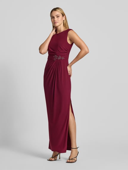Frauenmodel trägt Abendkleid mit Raffungen von Adrianna Papell in Dunkelrot mit Pailletten, taillierte Passform, Ganzkörperansicht von vorne.