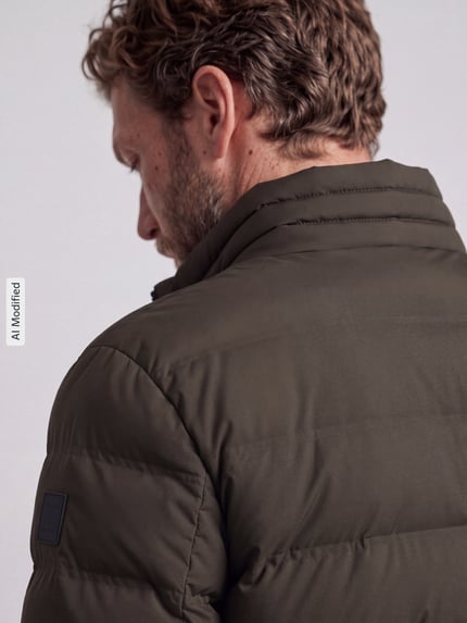 Männermodel trägt Regular Fit Steppjacke mit Stehkragen Modell 'MODENA FUSED' von Strellson in Olivgrün, Nahaufnahme Rückansicht, Herren Steppjacke von Strellson, KI-modifiziertes Bild.