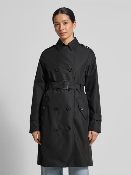 Kobieta modelka nosi Regular Fit Trenchcoat aus Baumwoll-Mix von s.Oliver RED LABEL, czarny, krój regular fit, widok całej sylwetki z przodu.