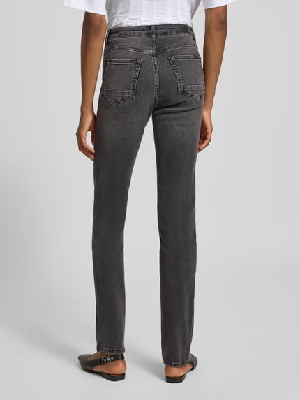 Frauenmodel trägt Straight Fit Jeans aus Baumwoll-Mix Modell 'JOYCE' von Cars Jeans in Grau mit 5-Pocket-Design, Ganzkörperansicht Rückansicht.