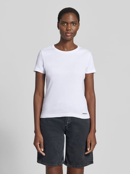 Frauenmodel trägt Slim Fit T-Shirt aus Baumwoll-Mix Modell 'KARDAA' von Armedangels, Optik: Unifarben, Logo-Stitching, Feinripp, Rundhals, Kurzarm, Ganzkörperansicht von vorne.