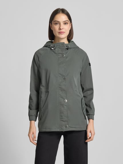 Frauenmodel trägt Regular Fit Jacke mit Logo-Detail Modell 'Dorine' von Frieda & Freddies aus Baumwoll-Mix mit Kapuze, Eingrifftasche, elastische Ärmelabschlüsse, grau, Ganzkörperansicht von vorne. Rückenlänge 72 cm, Schulterbreite 40 cm, Brustweite 57 cm, Ärmellänge 62 cm bei Größe 36.