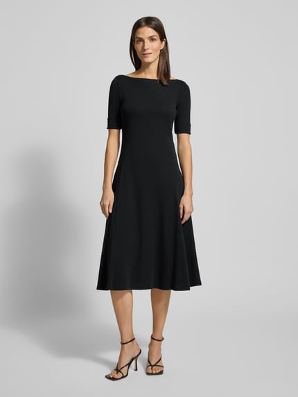 Kobiece model prezentuje sukienkę midi z mieszanki bawełny i elastanu od Lauren Ralph Lauren, linia A, dekolt carmen, rękaw o dł. 1/2, zakładki na rękawach, długość tyłu 112 cm, szerokość biustu 26 cm, długość rękawa 26 cm, model 'MUNZIE', widok całej sylwetki z przodu.