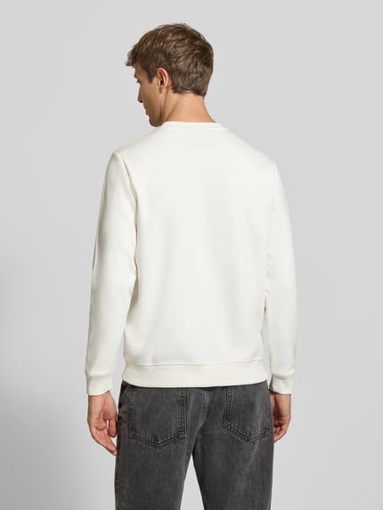Männermodel trägt Sweatshirt mit Motiv-Print von CHILL PILL aus Baumwoll-Mix, krój regular fit, Rundhalsausschnitt, długość tyłu w rozmiarze M: 70 cm, długość rękawa w rozmiarze M: 67 cm, biała tkanina, gładka tekstura, Ganzkörperansicht Rückansicht