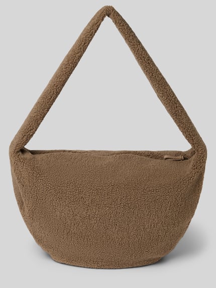 Productfoto, Shoulder Bag aus Teddyfell van Studio Noos in bruin teddybont met schouderband, logodetail, hoofdvak met ritssluiting, breedte 50 cm, lengte 37 cm, diepte 10 cm, bandlengte 84 cm