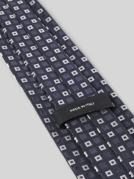 Produktfoto, Seidenkrawatte mit Allover-Muster von BOSS, granatowy z białymi geometrycznymi kropkami, jedwab, wzór allover, elegancka tekstura