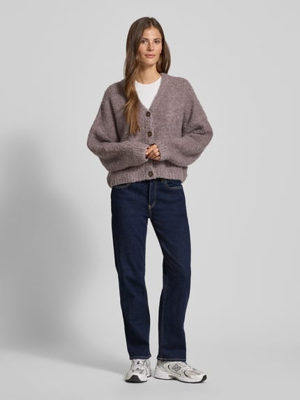 Frauenmodel trägt Jeans mit Eingrifftaschen Modell 'THE SKY' von Scotch & Soda, dunkelblau, Baumwoll-Mix mit Stretch, Regular Fit, Ganzkörperansicht von vorne.