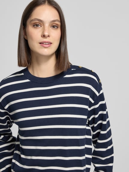 Frauenmodel trägt Pullover mit Knöpfen am Schulterabschluss von Tommy Hilfiger, marineweiß gestreift, Rippstrick, Nahaufnahme Oberkörper.