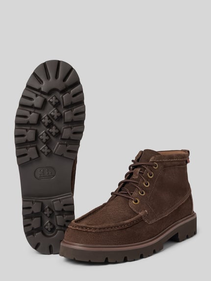 Produktfoto, Boots aus Leder Modell 'Cleyhill' von Clarks in Braun, abgerundete Spitze, profilierte Sohle, Schnürung, Rauleder-Textur.