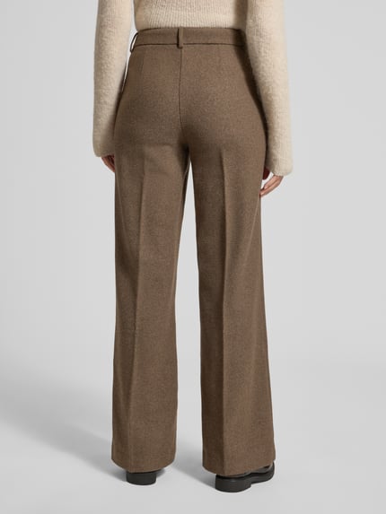 Frauenmodel trägt High Waist Stoffhose aus Wolle mit Bundfalte von STEFANEL in Braun, unifarben, strukturierte Webware, Ganzkörperansicht Rückansicht.