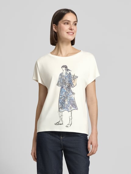 Vrouwenmodel draagt T-shirt met motiefprint van Oui in ecru, katoenmix met modal, relaxed fit, met siersteentjes, ronde hals, ruglengte maat 36: 59 cm, voorkant van het hele lichaam.