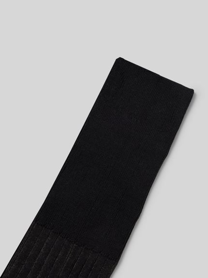 Produktfoto, schwarze Kniestrümpfe in Ripp-Optik Modell 'SHADOW' von Falke, Baumwoll-Mix, körpernahe Passform, Detailansicht.
