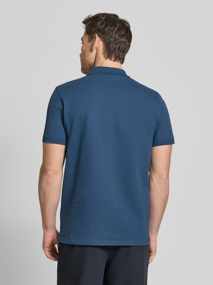 Männermodel trägt Regular Fit Poloshirt mit Strukturmuster von MCNEAL, Blau, Baumwoll-Mix, Reißverschluss, Kurzärmelig, Rückenansicht.