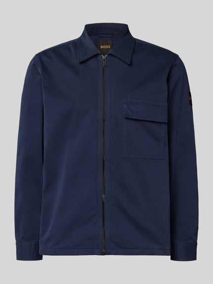 Produktfoto, Regular Fit Hemdjacke aus reiner Baumwolle Modell 'M_LORUM' van BOSS Orange in effen donkerblauw met borstzak en logo-applicatie.
