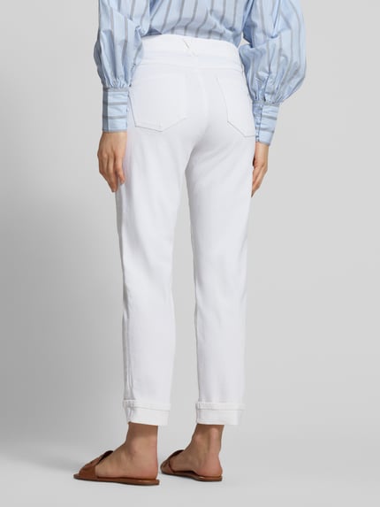 Vrouwenmodel draagt witte Slim Fit Jeans met fixeerde zoom Modell 'Darleen' van Angels, elastische mix, 5-pocket, achteraanzicht full body.