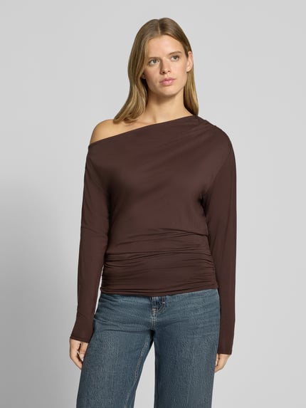 Frauenmodel trägt Longsleeve im Off-Shoulder-Look Modell 'RINA' von Topshop in Dunkelbraun, glatter Lyocell-Elasthan-Mix, Regular Fit, Ganzkörperansicht von vorne. Rückenlänge bei Größe S: 64 cm.