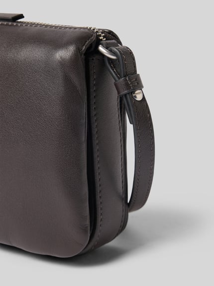 Produktfoto, Crossbody Bag aus echtem Leder Modell 'Nina' von LIEBESKIND BERLIN mit Logo-Detail, Reißverschluss, schmalem Schulterriemen, dunkelbraune glatte Oberfläche, Maße 24 cm Breite, 15 cm Länge, 6 cm Tiefe, Riemenlänge 120 cm.