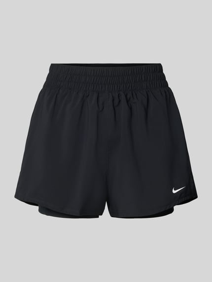 Produktfoto, schwarze Shorts im 2-in-1-Look mit weißem Logo von NIKE TRAINING, elastischer Bund, Modell 'One', glatte Textur, Damen Shorts