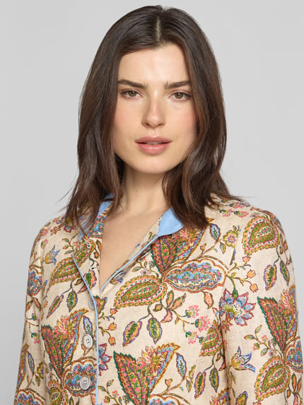 Kobiece model prezentuje Slim Fit Blazer aus reinen Leinen od WHITE LABEL, len, krój slim fit, kwiatowy nadruk na całej powierzchni, stójka, nakładane kieszenie, listwa guzikowa, długość tyłu w rozmiarze 36: 56 cm, szerokość w rozmiarze 36: 44 cm, długość rękawów w rozmiarze 36: 58 cm, kolor beżowy z wielobarwnym motywem, gładka tekstura, nahaufnahme górnej części ciała.