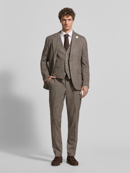 Männermodel trägt Slim Fit Anzughose mit Viskose-Anteil von MCNEAL, Material-Mix, Bundfalten, Haken-Reißverschluss, Ganzkörperansicht von vorne.