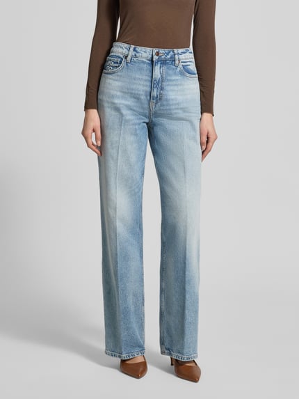 Frauenmodel trägt Wide Leg Jeans aus Baumwoll-Mix Modell '937_14' von HUGO in heller Denim-Optik, 5-Pocket, Ganzkörperansicht von vorne.