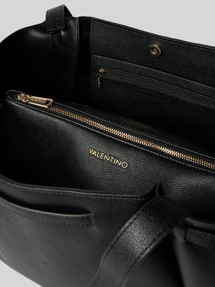Produktfoto, schwarze Handtasche mit Label-Applikation Modell 'MEDEA' von VALENTINO BAGS, goldener Reißverschluss, strukturierte Leder-Optik, Innenfach mit Magnetverschluss, Details aus dem Kontext: Tragehenkel und Schulterriemen, Maße: 34 x 30 x 18 cm, Länge Schulterriemen 120 cm.