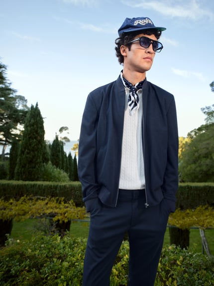 Męski model nosi Slim Fit Poloshirt in Strick-Optik od Christian Berg Men, bawełna, krój slim fit, krótki rękaw, widok całej sylwetki z przodu.