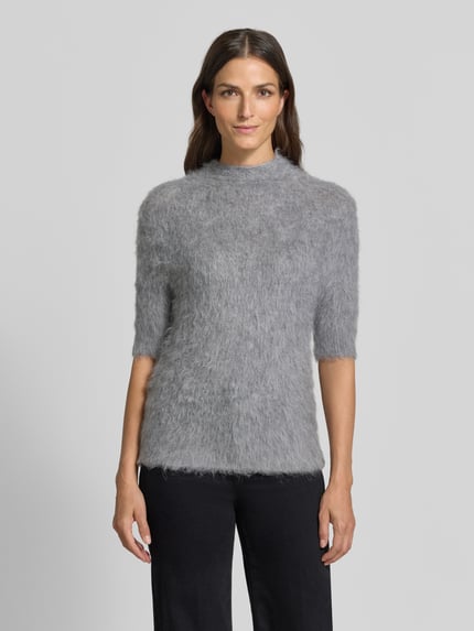 Vrouwenmodel draagt gebreid shirt uit alpacamix met korte opstaande kraag van someday, nauwsluitend model, 1/2-mouwen, grijs, Model 'Tuomina', ruglengte maat 36: 60 cm, mouwlengte maat 36: 44 cm, voorkant hele lichaam.