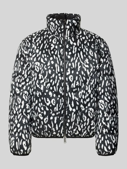 Produktfoto, Regular Fit Daunenjacke mit Wendefunktion von Marc Cain, schwarz-weißes Muster, Daunenstruktur, Damen Daunenjacke von Marc Cain