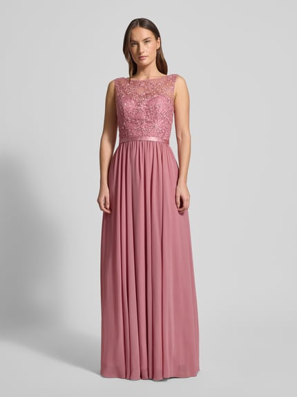 Frauenmodel trägt Abendkleid mit Paillettenbesatz von LUXUAR FASHION in Rosé mit Zier-Stitchings, transparentem Design, tailliertem Schnitt, Netz-Besatz am Herz-Ausschnitt, blickdichtem Unterrock, Haken- und Nahtreißverschluss, ärmelloses Design; strapazierfähiges Material, Ganzkörperansicht von vorne.