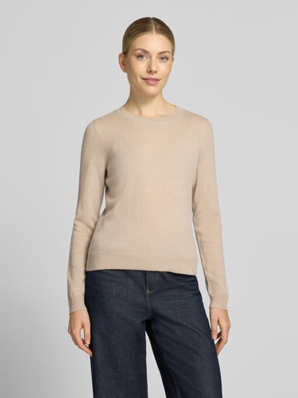 Frauenmodel trägt Slim Fit Strickpullover aus reinem Kaschmir von Christian Berg Woman in Beige, glatte Struktur, taillierte Passform, elastische Abschlüsse, Ganzkörperansicht von vorne.