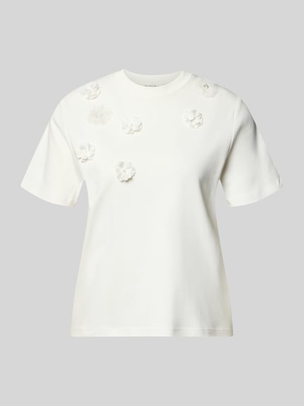 Produktfoto, T-Shirt mit floralen Applikationen von Christian Berg Woman, weiß, reine Baumwolle, gerader Schnitt, Rundhalsausschnitt.