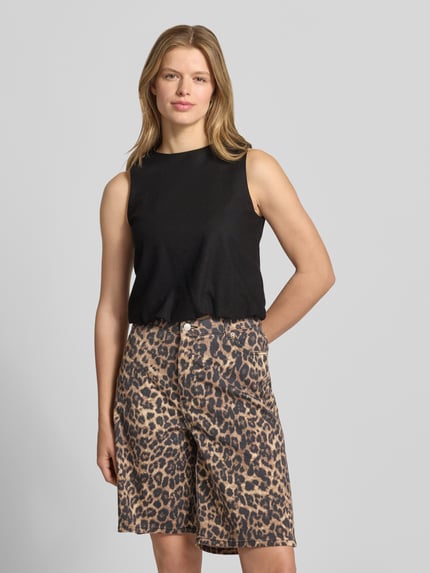 Frauenmodel trägt Regular Fit Top aus Viskose-Leinen-Mix Modell 'GOA' von Only, Optik: Unifarben, Flammgarn, Rundhals, Ballon-Rumpfabschluss, Nahaufnahme Oberkörper.