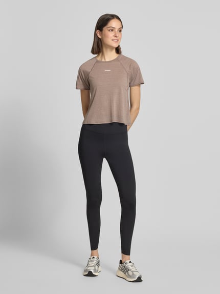 Vrouwenmodel draagt Cropped Fit T-Shirt met logoprint van Salomon, ronde hals, met korte mouwen, ruglengte maat S 45 cm, geheelbeeld vooraanzicht.