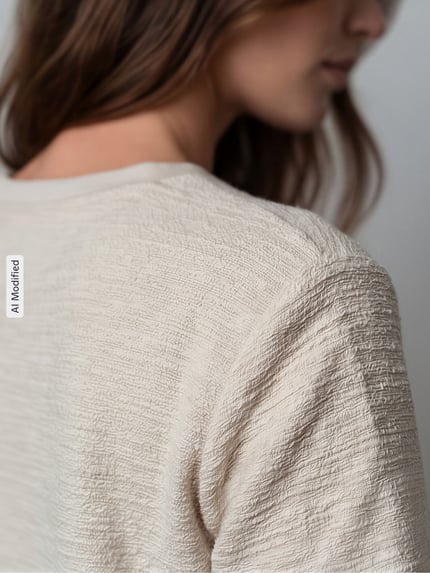 Frauenmodel trägt T-Shirt in Frotte-Optik mit Rundhalsausschnitt von Jake*s Collection, beige, strukturierte Oberfläche, Nahaufnahme Oberkörper.