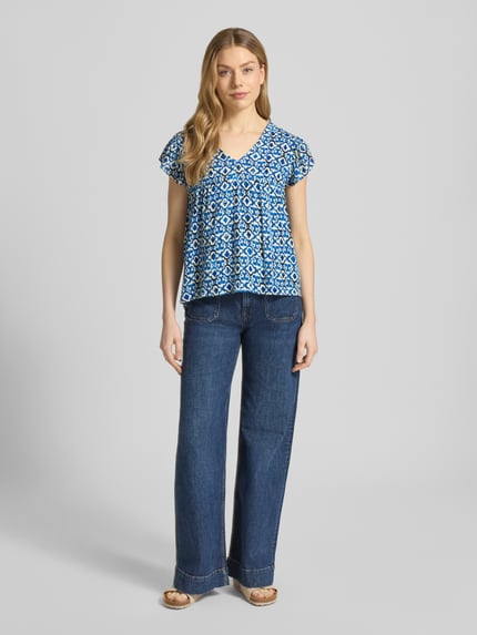 Frauenmodel trägt Blusenshirt aus Reine Viskose Modell 'MARRAKECH' von ICHI im Allover-Look mit V-Ausschnitt, Regular-Fit, Ganzkörperansicht von vorne. Rückenlänge bei Größe S: 54 cm.