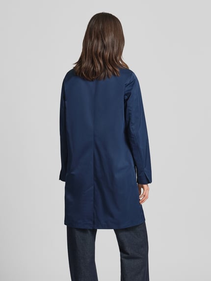 Frauenmodel trägt Relaxed Fit Mantel mit Reverskragen von WHITE LABEL in Dunkelblau, Rückenlänge 94 cm, Rückenansicht, ganzkörperansicht.