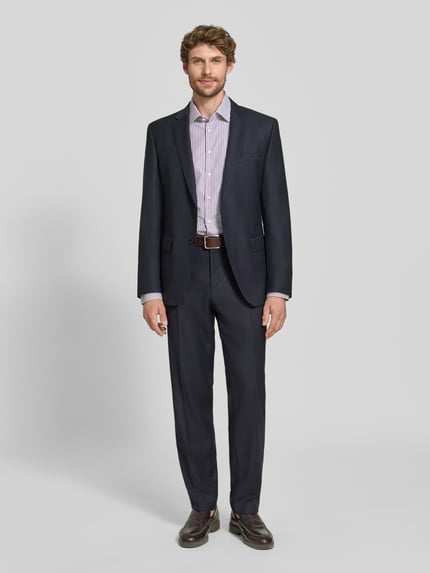 Männermodel trägt Regular Fit Businesshemd mit Kentkragen und Streifen von Christian Berg Men, Baumwoll-Mix, Ganzkörperansicht von vorne.