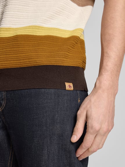 Männermodel trägt Regular Fit Poloshirt mit Knopfleiste von Scotch & Soda, Reine Baumwolle, Strukturmuster, Allover-Look, Detailaufnahme.